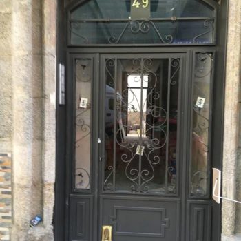 Puerta de hiero lacada en comunidad de vecinos en Madrid.