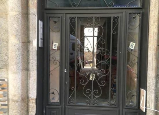 Puerta de hiero lacada en comunidad de vecinos en Madrid.